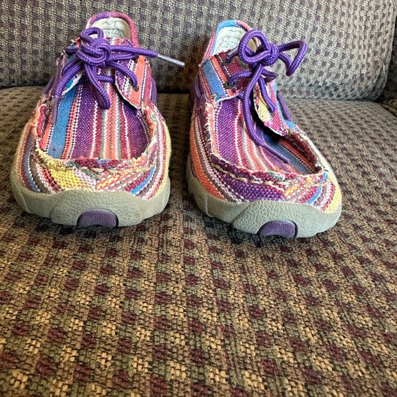 TWISTED X. Mocs. FUN, FUN, FUN SHOES! Sz 9. Purple base, bright colors. - Picture 9 of 12